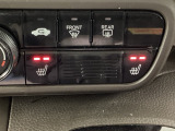 運転席と助手席にはシートヒーターが付いています☆寒い時期に腰周りを温めてくれるので体全体が温まりやすいのは勿論、暖房と違い顔に風が当たらないので、乾燥肌やドライアイの方でも大丈夫☆