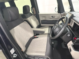 広い足元に肘掛けもついたゆったり座れるシートです。運転席と助手席の間が空いているため、助手席側への移動がスムーズです。交通量の多い道でも、助手席側から乗り降りができます。
