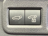 【パワーバックドア】スマートキーや運転席のボタンを押すだけでリアゲートが自動で開閉します!荷物を持っている時や、高い位置にあるバックドアを閉める際に便利な機能です♪