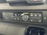 夏でも冬でもお好みの温度に設定しておけば、AUTO ボタンひとつで快適な車内空間へ!風の強さや温度、内外気の切り替えも自動で調整してくれます♪こちらのお車はシートヒーター機能付きです!