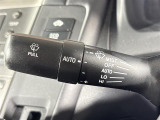 【オートワイパー(AUTO)】雨が降り出した時に、雨滴検出用センサー(レインセンサー)が雨滴を感知すると、自動でワイパーが動作します。