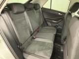 安全性と快適性を追求した、少し硬めのシート。 これは長時間の運転や渋滞などの状況でも、身体の疲労度が少ないことを求めたものです。