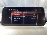 TSRは、走行中にフォワードセンシングカメラまたはナビゲーションシステムが認識した交通標識を、ADDおよびメーターに表示することで、交通標識の見落とし防止を図り、安全運転を支援するシステムです。