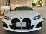 【BMWの伝統-1】BMWの特徴的な&ldquo;キドニーグリル&rdquo;は、80年以上続く伝統の形でございます。変わらないこだわりのデザインが、プレミアムブランド&ldquo;BMW&rdquo;を創り出します。