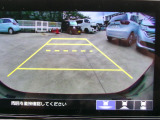 バックカメラの画像です。ガイドラインがスムースな車庫入れをサポートいたします。車庫入れの安心感がアップしますね。