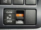 片側電動スライドドアのスイッチ付です。車内からもスイッチひとつで楽にドアの開閉が可能です。電動なので開閉時に力を使う必要がなく、半ドアになることもありません!