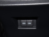 充電ケーブルなどの電源ソケットも装備しております。