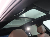【電動パノラマルーフ】BMWのパノラマルーフは開閉が目的でなく、ルーフと一体感のある構造によって、より解放感を実現しているのが特徴です。