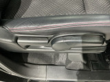 シートハイトアジャスターが付いているので運転姿勢を調整するのに便利ですね。身長に合ったシートポジションは安全運転や疲労軽減にもつながります。