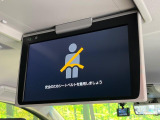 【フリップダウンモニター】大画面モニターで後席でもエンタメをお楽しみいただけます。小さなお子様にも大人気の装備です♪