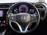 ハンドル左側にはオーディオ操作が出来るオーディオリモートコントロールスイッチ、右側にはHonda SENSINGとオートクルーズコントロールのスイッチを装備!