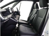 高いホールド性で運転姿勢が安定します。長距離ドライブでも疲れにくいのが魅力です。快適なドライビングライフをお送りください♪