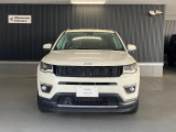 【フロントグリル】7スロットルグリルはJeep伝統の証です。SUVのみにこだわり続けている伝統あるJeep車へお乗り頂いてみてはいかがですか?