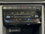 タッチコントロール式2ゾーンフルオートエアコンパネル。運転席、助手席それぞれ独立して温度管理が可能です。花粉やダストを除去するフレッシュエアフィルターも装備され、クリーンな室内環境を保ちます。
