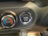 【ENGINE START/STOP】スマートキーをポケットやバッグに入れたままで、キーを差し込むことなくボタンを押すだけでエンジンが始動します。