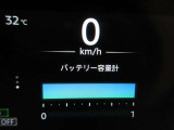 メーターも電気自動車専用。必要な情報をひと目で確認 バッテリの容量がありまだまだ安心して乗れます