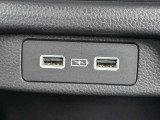 スマートフォンの充電に便利なUSBジャックを装備しています。