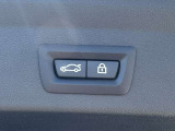 電動リアゲート装備です。バンパー下でのキックスイッチも装備されております。