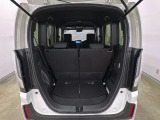 開口部も広く荷物の積み下ろしもしやすいお車となっております。シートの背もたれは5:5の割合で分割して可倒できるので、長いお荷物などを載せることもできます。