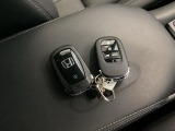 家族やパートナーと個別に持てるため、貸し借りの手間がなくスムーズに乗車できます。また、メインキーを自宅に置いたまま、もう一方をサブとして常に鞄に入れておけるため、持ち出し忘れを防げる点も便利です。