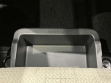 助手席の下にはトレーが付いていますので外部からも見られたくないものも収納出来ます。