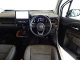 革巻きステアリングで快適な操作性の運転席です。