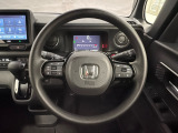 ハンドルにHondaセンシング系のクルーズコントロールやレーンキープアシストなどのスイッチと、オーディオの操作スイッチが装備されています。ハンドルから手を離さず安全に操作できます。