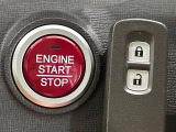【Hondaスマートキー】カバンやポケットに入れたままでもドアの施錠・解錠が可能なスマートキーを装備。エンジンのオン・オフ時もカギを取り出す必要が無いからとっても便利です♪