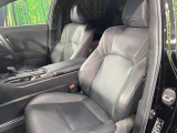 運転席まわりには十分なスペースがあり、大柄な方でもゆったり運転していただける環境です。