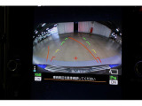 バックカメラ装備。運転席からは死角になる場所をカメラが補完しますので安全です。また、ガイド線が曲がる方向に動くタイプなので、初めての駐車場に止めるときや縦列駐車などの時に便利です。
