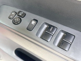 【電動格納ミラー】サイドミラーは電動格納式となっており、狭い駐車場でもキズがつくリスクを抑えられます。