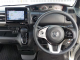 運転席から各種ボタンの操作がしやすいように設計されたデザイン。ドライブなでもスマートに操作ができます♪