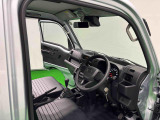 見易い計器類と運転し易いドライビングポジションは、視角も少なく前方&左右の見切りが良く運転し易いクルマです