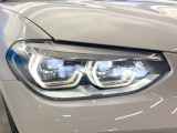●LEDヘッドライト:夜間走行時も良好な視界を確保し安心して運転できる高輝度LEDヘッドライトを装備!点灯速度が早く、消費電力も抑えられています。