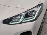 【LEDヘッドライト】先進のLEDテクノロジーを採用。放射される白色光の周波特性は太陽光に近く、バイキセノン・ヘッドライトを上回るコントラストで更に明るく輝きます!
