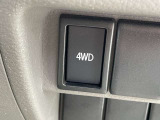 4WDのお車です!このスイッチで簡単に切り替え出来るんですよ!