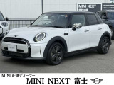 街乗り中心で使いやすいMINIをお探しの方に。後席と荷室に余裕があり、日常使いしやすい一台です。正規ディーラー認定中古車のため、遠方のお客様にもご安心してお乗りいただけます。