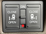 【両側パワースライドドア】スマートキーや運転席のスイッチで後席両側スライドドアの開閉が可能♪電動だから力を入れてドアを開ける必要が無く、小さなお子様でも簡単に開け閉めでき快適です♪