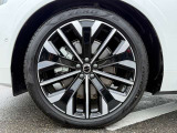 プラグインハイブリッドモデル専用 5-Vスポーク 8.5J&times;21インチダイヤモンドカット/グロッシーブラック 255/40R21サイズのピレリを装着