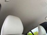 車内を明るくしくれるブロンドカラーのルーフライニングは垂れや汚れもなく綺麗な状態が保たれています。