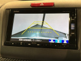 リバースギアに入れるだけで後方の表示へ切り替わります。夜間や雨の日の駐車も楽になりますよ。
