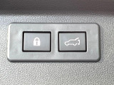 【パワーバックドア】スマートキーや運転席のボタンを押すだけでリアゲートが自動で開閉します!荷物を持っている時や、高い位置にあるバックドアを閉める際に便利な機能です♪