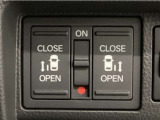 【両側パワースライドドア】両側がパワースライドドアになっており、運転席のスイッチやスマートキーでも開閉が可能です!開口部も広いので乗り降りも楽々♪