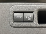 【パワーバックドア】スマートキーや運転席のボタンを押すだけでリアゲートが自動で開閉します!荷物を持っている時や、高い位置にあるバックドアを閉める際に便利な機能です♪