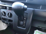 握りやすい位置のシフトレバー。