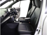シックな色使いの運転席周りですね。すっきりとしたデザインで上品な色使いです。居心地の良い運転席長く座ってられるリラックスできるデザインがいいですね。