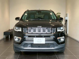 【フロントグリル】7スロットルグリルはJeep伝統の証です。SUVのみにこだわり続けている伝統あるJeep車へお乗り頂いてみてはいかがですか?