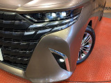 【シーケンシャルターンランプ付きLEDヘッドライト】人気の『流れるウィンカー』付きのLEDヘッドライトを装備♪高級感はもちろん、点灯時は存在感たっぷりで他車からも認識されやすく安心です。