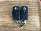 【スマートキー】 スマートキーを携帯していれば、ドアハンドルのボタンを押してロックの解除ができ、パワースライドドア(左側)もワンタッチで開閉できます。
