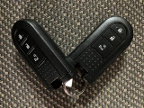 電子カードキーを携帯していれば、ドアハンドルやバックドアのリクエストスイッチを押すだけでドアの施錠・解錠気軽に出来ます。遠くはなれた場所からの操作も可能です。盗難防止のイモビライザー機能装備です!!!